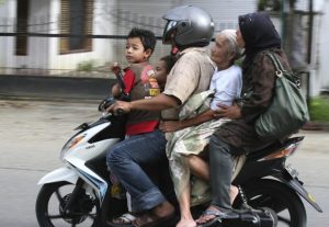 バイクの4人乗り、インドネシア