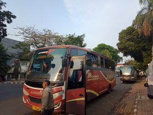 チカランからジャカルタまでの安い移動手段、バスの乗り方